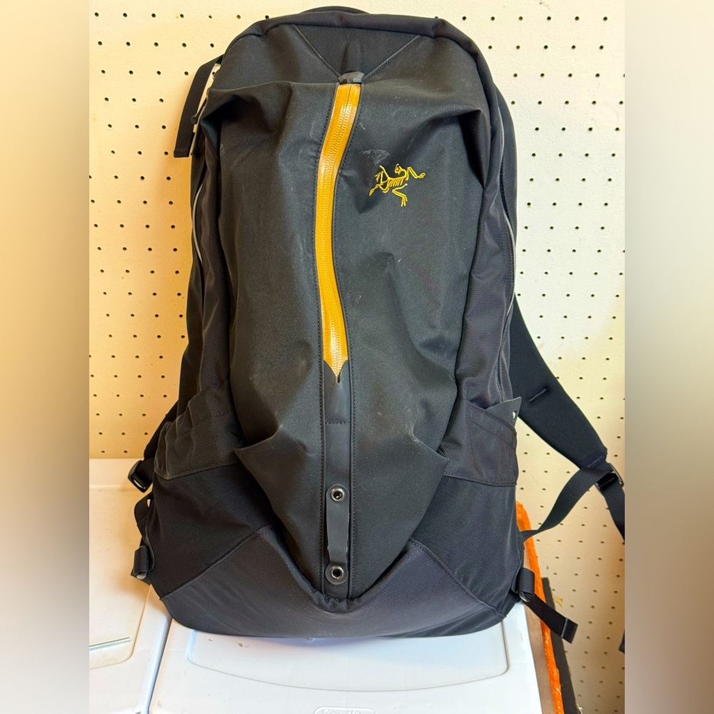 Arc’teryx Arro 22 backpack black / gold